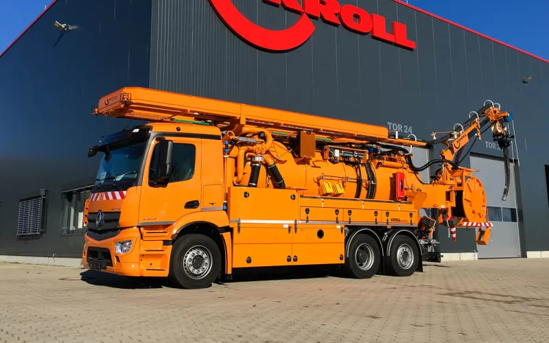 Orange KROLL WRS 1 on a Mercedes chassis in front of the KROLL plant in Hünxe