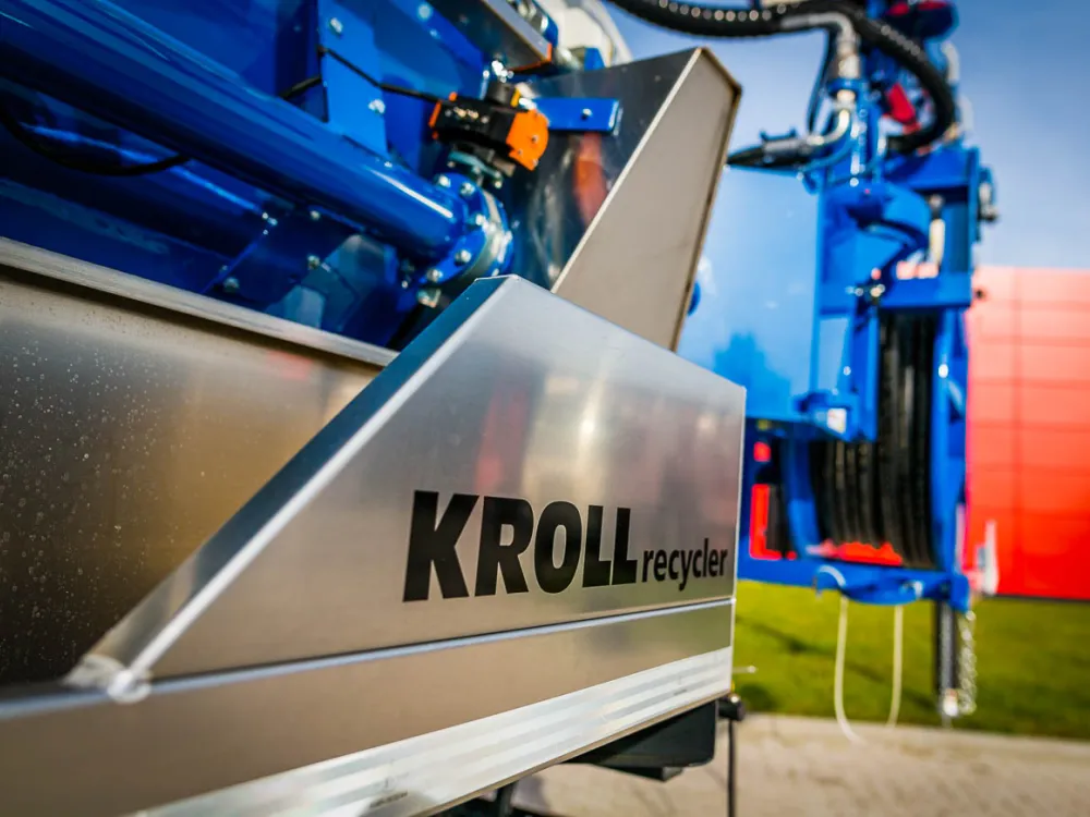 Szczegół recyklera KROLL z osłoną ze stali nierdzewnej i niebieską zabudową