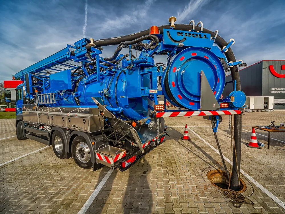 Blue KROLL combination vehicle with suction hose in a sewer manhole in front of the plant in Hünxe