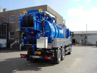 Blue high-pressure jetting vehicle, rear view with large and small hose reels