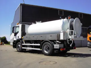 White high-pressure jetting vehicle with cylindrical water tank and high-pressure jetting reel at the rear