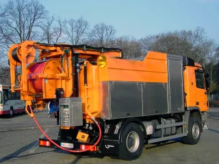 Rear view with high-pressure jetting reel on the boom, control panel and unrolled hose