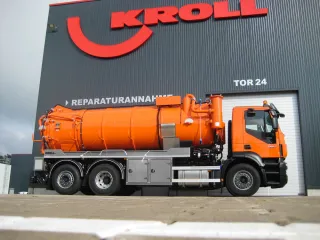 Orange vacuum truck, side view in front of the KROLL plant in Hünxe
