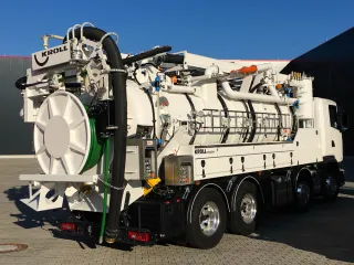 White combination vehicle with water recycling, rear with high-pressure hose reel