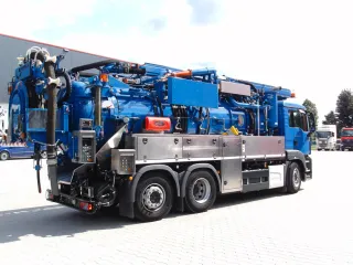 Blue combination vehicle with water recycling, side view with stainless steel toolboxes