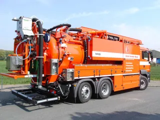Rear view with rear door, suction hose, control panels and folded-out rear platform