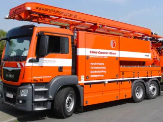 Orange combination vehicle with water recycling from the front, boom above the cab